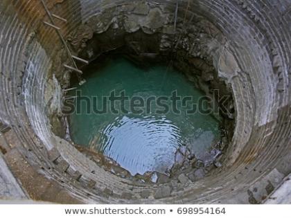 Due to the removal of water in the well, due to falling in the well, the death of the farmer | पाणी काढताना तोल जावून विहिरीत पडल्याने शेतकºयाचा मृत्यू