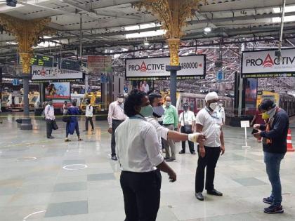 Passengers, please pay attention! A bogus TCs on railway platforms; 5 people were caught in Mumbai | प्रवाशांनो, कृपया लक्ष द्या! रेल्वे प्लॅटफॉर्मवर बोगस टीसींचा सुळसुळाट; ५ जणांना पकडलं