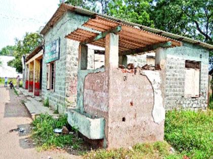 ST locomotion depot in shikrapur | एसटी स्थानकाची दुरवस्था, स्थानक बनले बेवड्यांचा अड्डा