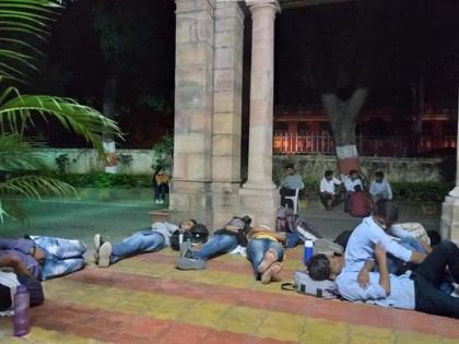 At the Midnight Student's University demand for admission | प्रवेशाच्या मागणीसाठी मध्यरात्री विद्यार्थी विद्यापीठात