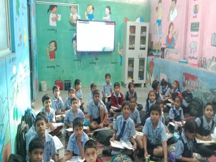pimpri chinchwad Studying while sitting on the floor, inadequate playground, trouble with rats and mice and mosquitoes | जमिनीवर बसून अभ्यास, खेळाचे मैदान अपुरे, उंदीर-घुशींसह डासांचा त्रास