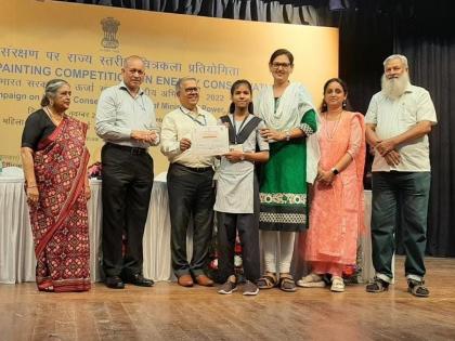 Award to municipal school student in state level painting competition | राज्य स्तरावरील चित्रकला स्पर्धेत महानगरपालिका शाळेतील विद्यार्थिनीला पुरस्कार