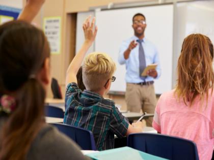 seven student beat a scholar student for answering questions in class room | "तुझे सबकुछ कैसे आता है" असे म्हणून हुशार विद्यार्थ्याला मारहाण