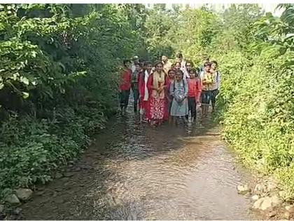 Walking 2.5 km daily through knee-deep water, sometimes snakes are found, sometimes wild boars run, life-threatening exercise of students in Pimpalwadi | गुडघाभर पाण्यातून रोज अडीच किमी पायपीट, कधी साप आढळतात, कधी रानडुकरे धावतात, पिंपळवाडीत विद्यार्थ्यांची जीवघेणी कसरत