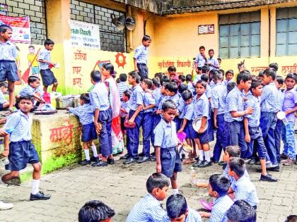 Cleanliness is to be abandoned, teachers are neglected by the health of students | स्वच्छतेला तिलांजली, शिक्षकांचे होतेय विद्यार्थ्यांच्या आरोग्याकडे दुर्लक्ष