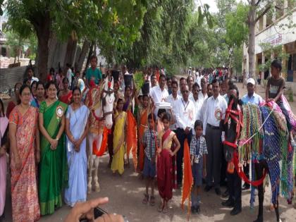 Cuddles from students' hood at Kadoli | कढोली येथे विद्यार्थ्यांची घोड्यावरून मिरवणुक