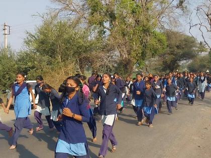 Nashik: Kanashi Government Ashram School girls walk | Nashik: कनाशी शासकीय आश्रम शाळेच्या मुलींचा पायी मोर्चा