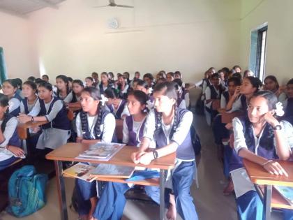 Thane: Health lessons to the students of Pachchapur, Khambala in Tansa Valley! | Thane: तानसाच्या खाेऱ्यातील पच्चापूर, खांबालाच्या विद्यार्थीनींना आराेग्याचे धडे!