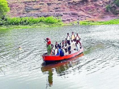 Dangerous travel by students from the boat | विद्यार्थ्यांचा होडीतून धोकादायक प्रवास , पहिल्या दिवसापासूनच शाळेसाठी कसरत