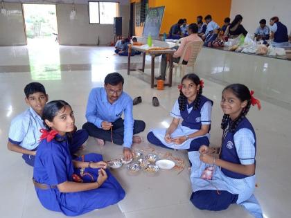 Rakhi for soldiers made by students of Ambernath; A unique initiative by the students of Mahatma Gandhi Vidyalaya | अंबरनाथच्या विद्यार्थ्यांनी बनवल्या सैनिकांसाठी राखी; महात्मा गांधी विद्यालयाच्या विद्यार्थ्यांचा अनोखा उपक्रम