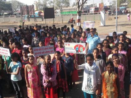 Washim: Students organized mass awareness rally in Malegaon! | वाशिम : मालेगावात विद्यार्थ्यांनी काढली मतदार जनजागृती रॅली!