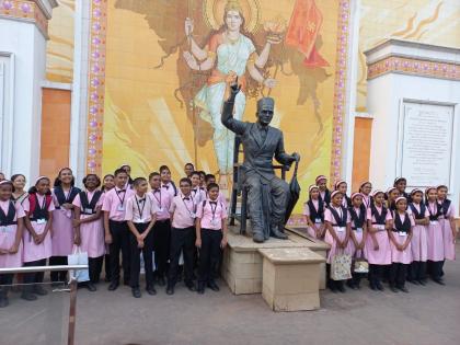 Educational visit of students of Vidyaniketan School to Savarkar Memorial, laser show, kolu pulling, painting, students were overwhelmed. | विद्यानिकेतन शाळेच्या विद्यार्थ्यांची सावरकर स्मारकाला शैक्षणिक भेट, लेसर शो, कोलू ओढणे, चित्रशिल्प बघून विद्यार्थी भारावले