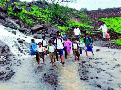 Citizens resentment because there is no road | रस्ता नसल्याने नागरिकांचा संताप