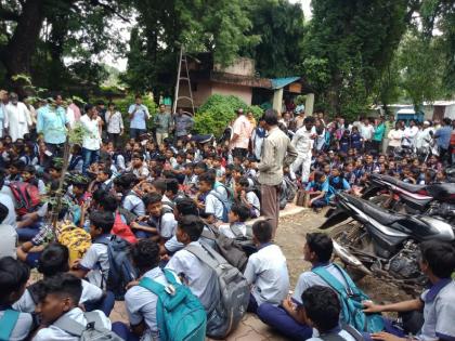 in buldhana 400 students from asalgaon sit in panchayat committee to demand teachers about 7 km walk of students  | आसलगाव येथील ४०० विद्यार्थ्यांचा शिक्षकांच्या मागणीसाठी पंचायत समितीत ठिय्या; विद्यार्थ्यांचा ७ किमी पायी प्रवास 