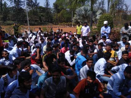 Chocolate .... girl ... beaten up ... because still in the bouquet ... kind of agricultural college | चॉकलेट.... मुलगी... झाली मारहाण... कारण अजून गुलदस्त्यातच... कृषी महाविद्यालयातील प्रकार