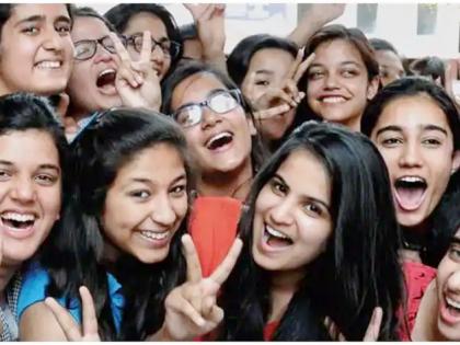 Parents with students from Solapur looking at the 11th admission process | अकरावी प्रवेश प्रक्रियेकडे सोलापुरातील विद्यार्थ्यांसह पालकांच्या नजरा