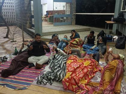 The fight for Ph.D. scholarships ignited Students speeches started spent the night in bitter cold | पीएच.डी अधिछात्रवृत्तीसाठीचा लढा पेटला; सारथी कार्यालयाबाहेर ठिय्या तर विधानभवनासमाेर उपाेषण