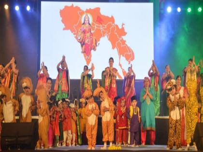 The work of the great men unfolded in the swatantryachi amrutgatha mahanatyam As many as 1100 students on a single stage | 'स्वातंत्र्याची अमृतगाथा' महानाट्यातून उलघडले महापुरुषांचे कार्य; एकच रंगमंचावर तब्बल ११०० विद्यार्थी