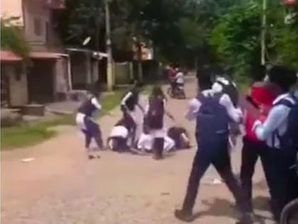 Hair pulled, nails scratched, and each other hit, college students cause a storm of anger in the streets | केस ओढले, नखांनी ओरबाडले, एकमेकींना लोळवून मारले, कॉलेजमधील विद्यार्थिनींचा भररस्त्यात तुफान राडा