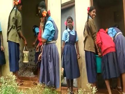 Students of a school in Gadag district of Karnataka state were made to clean the toilet because they came late to school | VIDEO:शाळेत वेळेवर न आल्याने विद्यार्थी करतायत शौचालय साफ, पाहा धक्कादायक व्हिडीओ