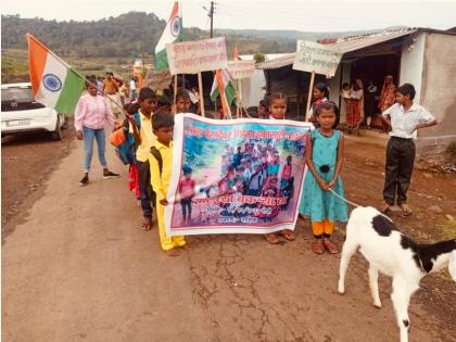 A unique movement of students for the right to education Take notebook give goats | शिक्षणाच्या हक्कासाठी विद्यार्थ्याचे 'दप्तर घ्या .. बकऱ्या द्या' अनोखे आंदोलन