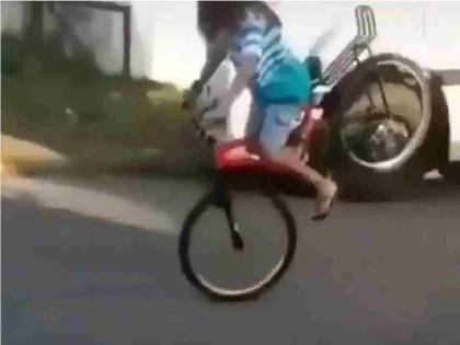 cycle stunt goes wrong funny video goes viral | सायकल स्टंट करताना मुलीची झाली फजिती, एका चाकावर तोलत होती सायकल अन्...