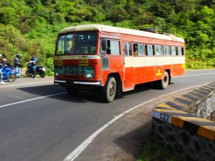 See how unemployed they are? 42 thousand applications for the driver's car for ST | पाहा किती बेरोजगारीय ते ? एसटीच्या चालक-वाहक पदासाठी ४२ हजार अर्ज