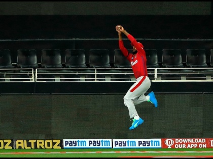 KXIP vs SRH: Turning point of the match, Jagadeesha Suchith takes a brilliant running catch at long-off, Video | KXIP vs SRH : जगदीशा सुचिथच्या 'Super Catch' नं सामन्याला दिली कलाटणी; SRHचे ७ फलंदाज १४ धावांत माघारी, Video