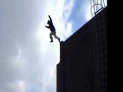 IT engineer commits suicide by jumping from 12th floor in the wakad | वाकड येथे १२ व्या मजल्यावरून उडी मारून आयटी अभियंत्यांची आत्महत्या 