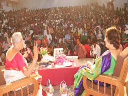 Through friendship, reading, meditation, communication, a person becomes prosperous, Sudha Murthy interaction with readers in Sangli | ..यातूनच माणूस होतो संपन्न, सुधा मूर्तींनी सांगलीत वाचकांशी साधला दिलखुलास संवाद