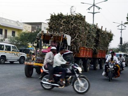 Trolley Mokat, a tractor smuggler who transports sugarcane in Solapur district | सोलापूर जिल्ह्यात ऊस वाहतूक करणारे ट्रॅक्टर सुसाट अन् ट्रॉली मोकाट