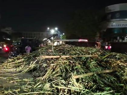 A tractor transporting sugarcane overturned at Mahaveer Chowk | Solapur | महावीर चौकात ऊस वाहतूक करणारा ट्रॅक्टर पलटी