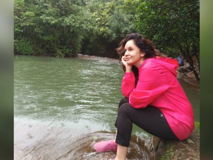 marathi actress sukhada khandkekar share monsoon picnic video | गॅरीची रिअल लाइफ पत्नी हरवली बालपणीच्या आठवणीत; मान्सून ट्रिपमध्ये घेतला पाण्यात मनमुरादपणे भिजण्याचा आनंद