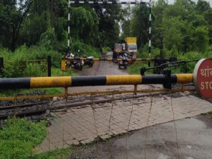 Due to the closure of the railway gate, the traffic stopped, the incident at Sakedi in Kankavli | रेल्वे फाटक बंद पडल्याने वाहतूक ठप्प, कणकवलीतील साकेडी येथील घटना