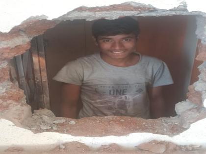 The boy who dropped the newspaper got reborn; When he got stuck in the elevator, he broke the wall and saved his life | वर्तमानपत्र टाकणाऱ्या मुलाला मिळाला पुनर्जन्म; लिफ्टमध्ये अडकल्यावर भिंत फोडून वाचवला जीव