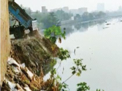 The soil is being dumped in the Mithi river with the help of a dumper, filling the debris | मिठी नदीत डम्परच्या साहाय्याने टाकला जातोय माती, डेब्रिजचा भराव