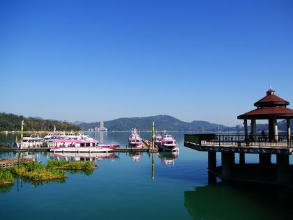 Best destination sun moon lake of taiwan | स्वर्गाहूनी सुंदर... चंद्र-सुर्याप्रमाणे दिसतो 'हा' तलाव