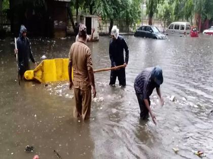 On the eve of monsoon, there is no time for drain cleaning and road repair in Ulhasnagar, confusion in the tender process? | पावसाळा तोंडावर मात्र उल्हासनगरात नालेसफाई व रस्ता दुरस्तीला मुहूर्त नाही, निविदा प्रक्रियेत घोळ? On the eve of monsoon, there is no time for drain cleaning and road repair in Ulhasnagar, confusion in the tender process? | पावसाळा तोंडावर मात्र उल्हासनगरात नालेसफाई व रस्ता दुरस्तीला मुहूर्त नाही, निविदा प्रक्रियेत घोळ?