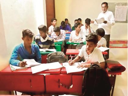 Master's struggle to make students 'capable' | विद्यार्थ्यांना ‘काबिल’ बनविण्यासाठी धडपडणारा ‘मास्तर’