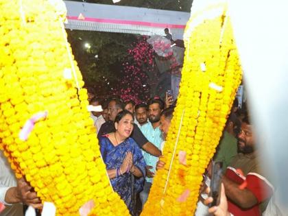 Sunetra Pawar welcomed in Baramati by garlanding 125 kg of flowers by crane | Pune: सुनेत्रा पवारांचे बारामतीत क्रेनद्वारे १२५ किलो फुलांचा हार घालून स्वागत