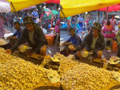 comedy actor sunil grover seen selling garlic in the market netizens says join kapil sharma everything will be alright | बाजारात लसूण विकणाऱ्या 'या' अभिनेत्याला ओळखलंत का? नेटकरी म्हणाले, "काय वेळ..."
