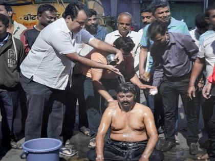 Abhyangsnan at the door of the Kolhapur Municipal Corporation, protesting against the statement of the Guardian Minister | महापालिकेच्या दारात अभ्यंगस्नान, पालकमंत्र्यांच्या वक्तव्याचा निषेध