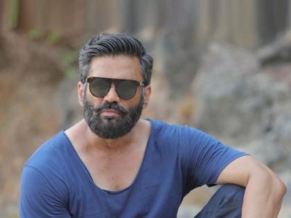 Suniel shetty spotted walking inside mumbai biggest slum dharavi watch video | क्या बात है..! चक्क धारावीतल्या गल्लीबोळात फिरताना दिसला सुनील शेट्टी, नेटकरी करतायेत त्याचे कौतुक