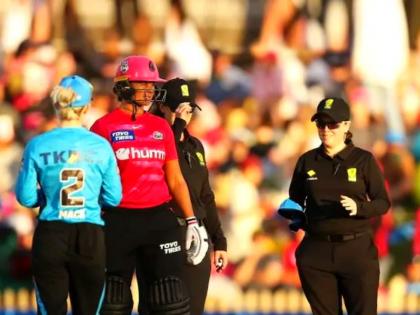 WBBL Final excessive sunlight stops play interruption Sydney sixers Adelaide strikers | WBBL 2022 FINAL: ऐकावं ते नवलंच... ऊन जास्त असल्याने थांबला क्रिकेटचा सामना