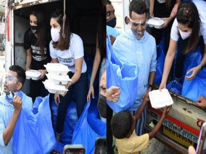 Sunny Leone Serves Meals To The Needy along with husband Daniel Weber | गरजुंच्या मदतीसाठी पुढे आली सनी लिओनी, पती डॅनिअलसह केले अन्नाचे वाटप