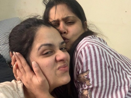 Sai tamhankar share her pic with marathi actress on her birthday | चॅलेंज ! सई ताम्हणकरसोबत फोटोत दिसणाऱ्या या प्रसिद्ध मराठी अभिनेत्रीला ओळखून दाखवा