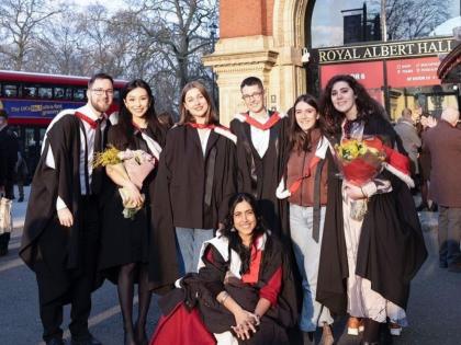 This Marathi actress got her master's degree in London, her mother is also a famous actress | या मराठमोळ्या अभिनेत्रीनं लंडनमध्ये मिळवली मास्टर्सची डिग्री, तिची आईसुद्धा आहे प्रसिद्ध अभिनेत्री