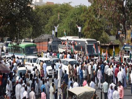 Support Anna Hazare: Stop the road on the city-Pune road | अण्णांच्या उपोषणास पाठिंबा : नगर- पुणे रोडवर रास्ता रोको