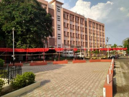 Pavilion set up for patients in the premises of Super Specialty Hospital | लोकमतचा प्रभाव : सुपर स्पेशालिटी हॉस्पिटलच्या आवारात रुग्णांसाठी टाकला मंडप