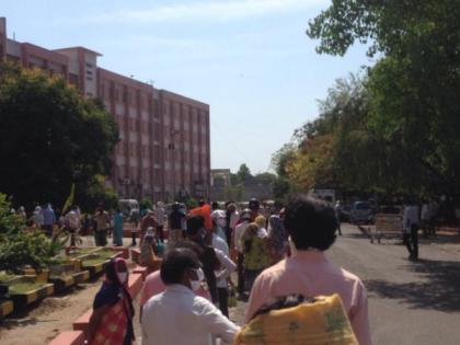 Super Specialty Hospital: Patients queue in the sun | सुपर स्पेशालिटी हॉस्पिटल : रुग्णांची उन्हात रांग